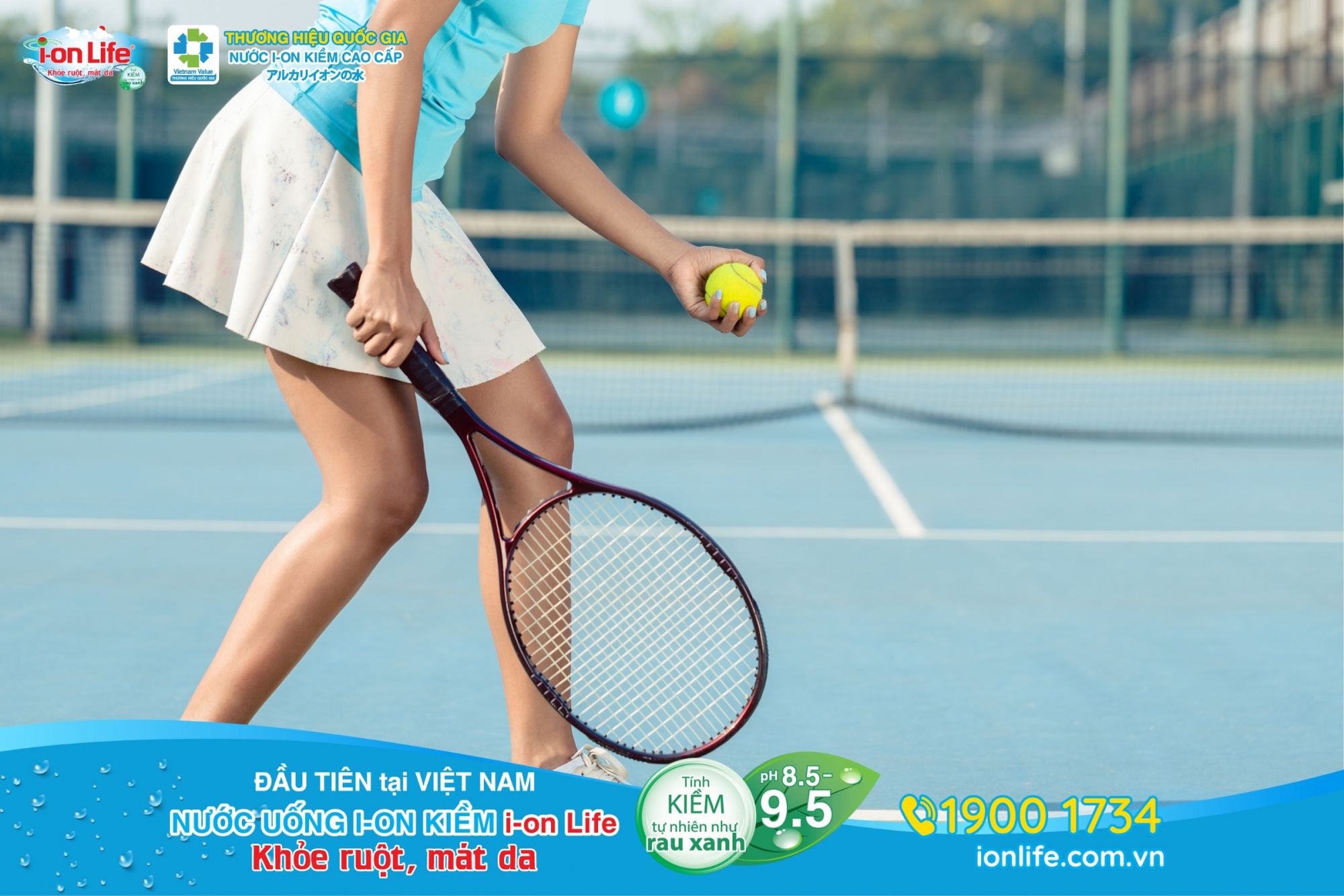 Nên uống đủ nước trước khi chơi tennis để bổ sung năng lượng