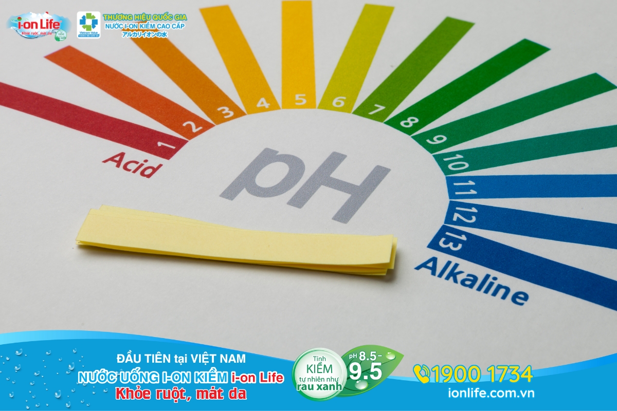 Nước ion kiềm có độ pH từ 8.5 - 9.5 giúp trung hòa tính acid dư thừa