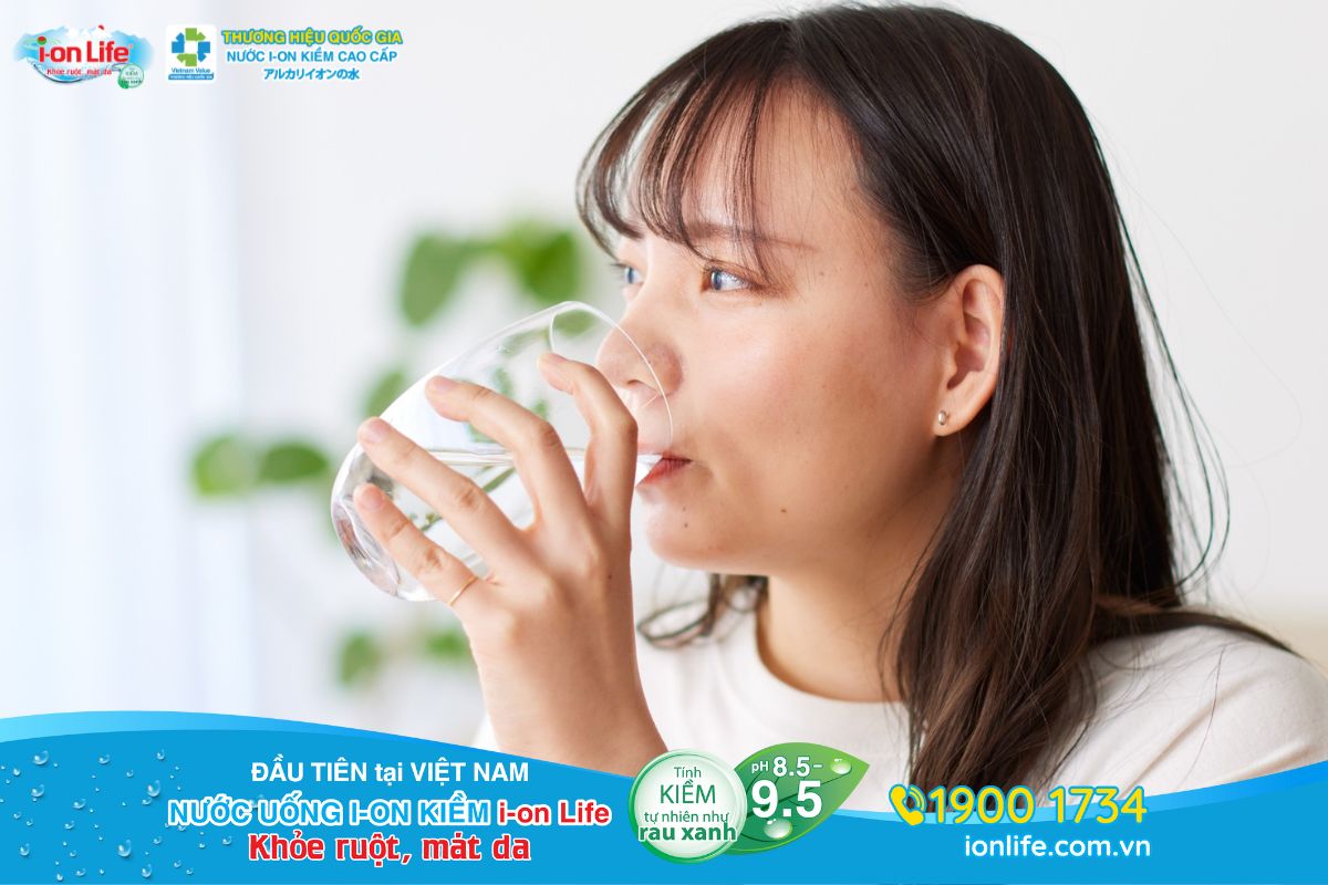 Uống nước theo cân nặng giúp điều chỉnh lượng nước phù hợp với cơ thể, tránh thiếu hoặc dư thừa nước