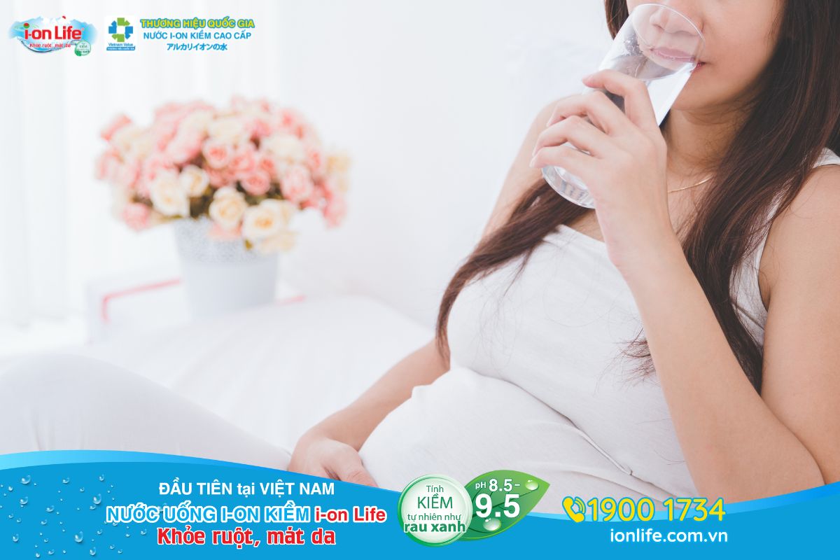 Phụ nữ mang thai nên bổ sung thêm 400 - 1.000 ml so với lượng nước khuyến nghị