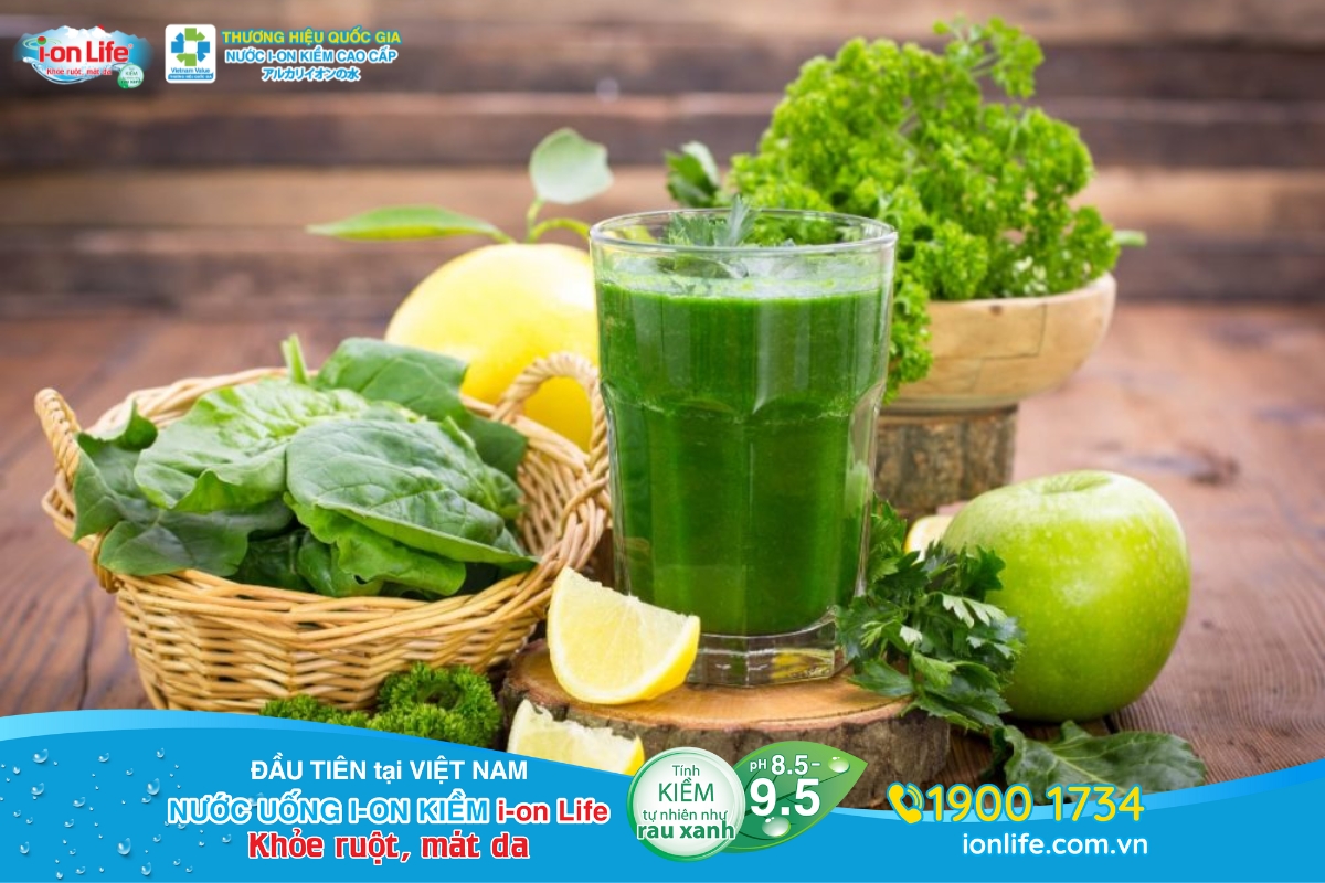 Nước ép rau bina giàu vitamin và khoáng chất giúp da săn chắc tươi trẻ hơn