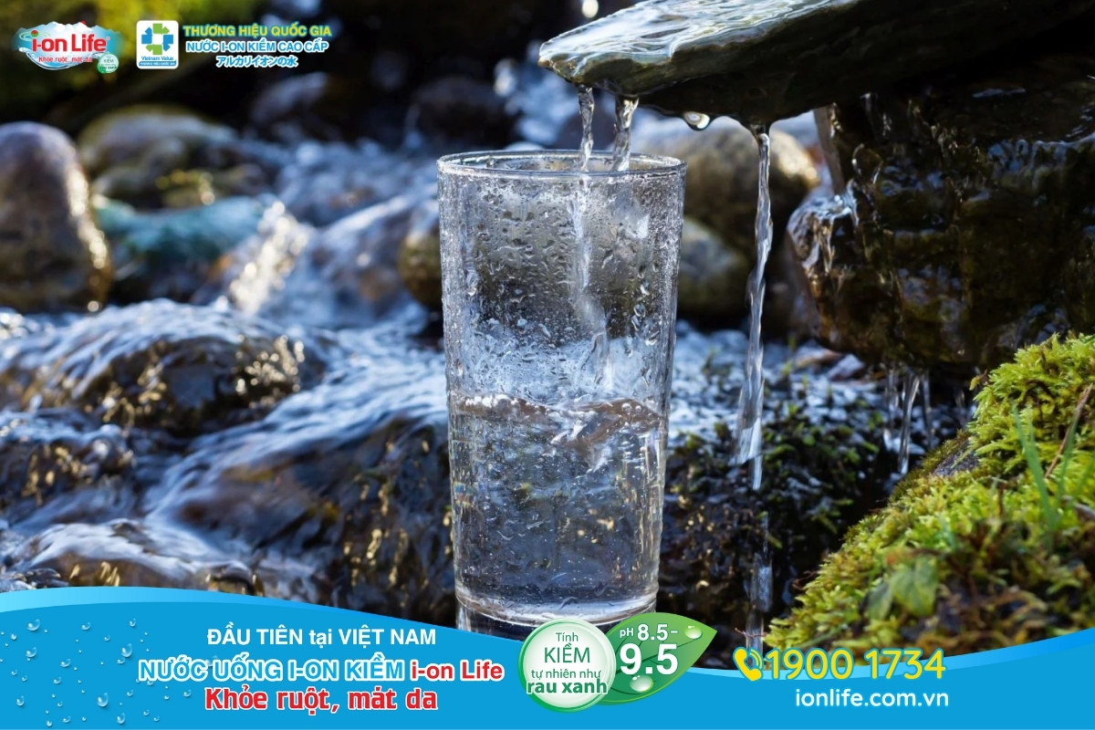 Nước khoáng là loại nước thiên nhiên giàu khoáng chất, khai thác từ suối và mạch ngầm tinh khiết