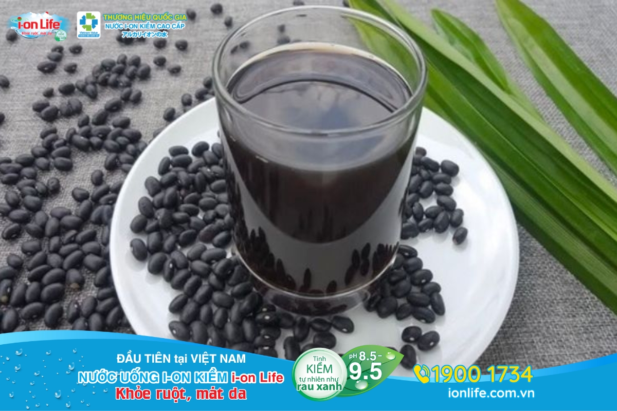 Nước đậu đen giúp thanh nhiệt và hỗ trợ thải độc cho cơ thể.