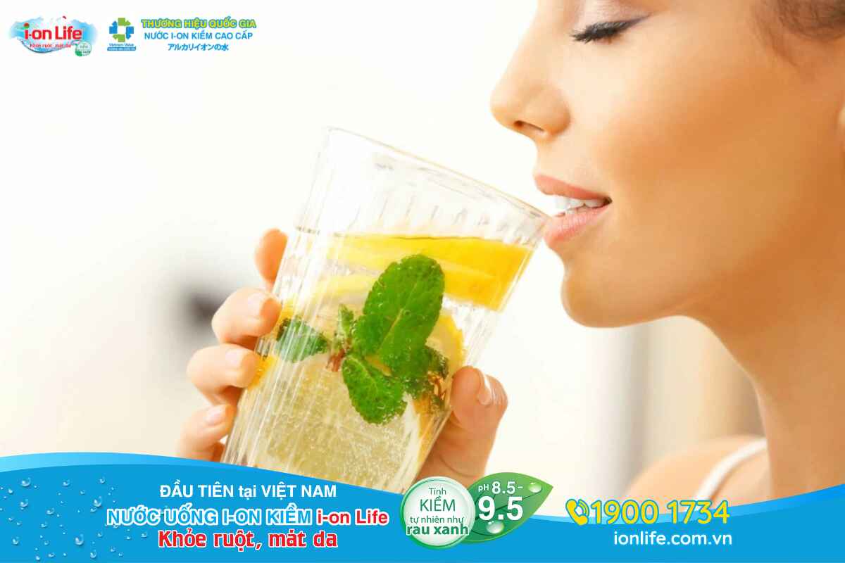Vitamin C trong nước chanh hỗ trợ tổng hợp collagen giúp da sáng và săn chắc