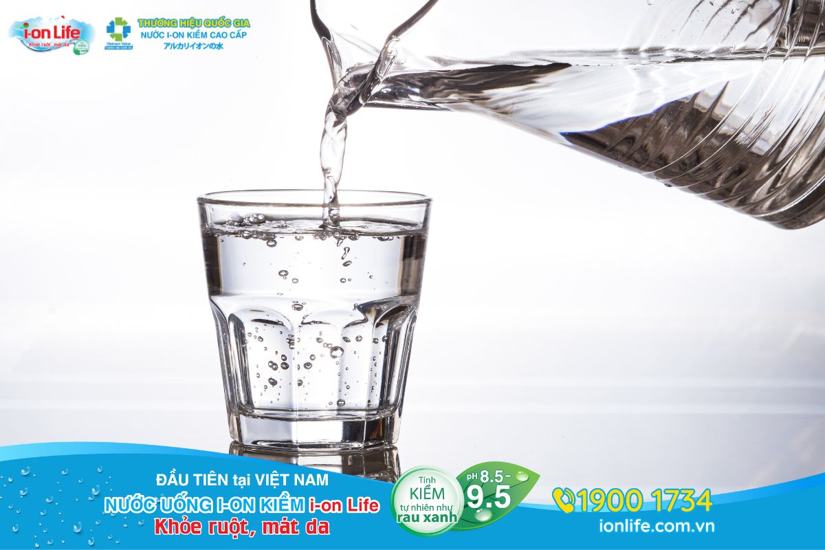 Một ly nước ấm sau khi thức dậy rất tốt cho cơ thể