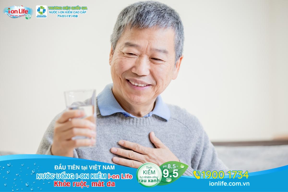 Uống nước đầy đủ giúp ngăn ngừa nhiễm trùng