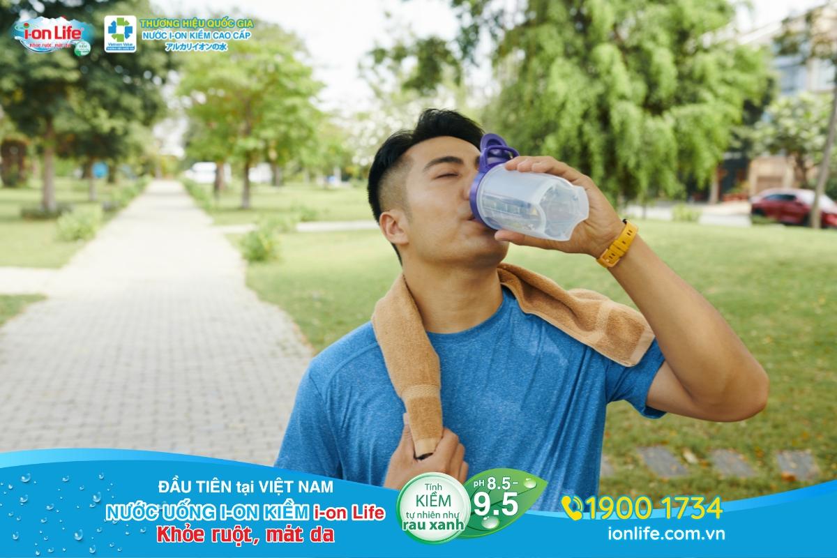 Uống nước đầy đủ giúp cơ thể bạn không bị mất nước